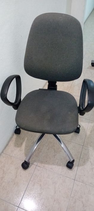 Cadeira de escritório com rodas.