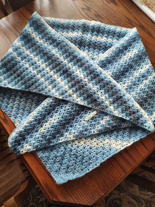 Ciepła chusta zrobiona na szydełku 20% wełny