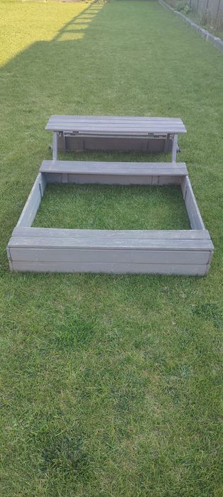 Piaskownica ze stolikiem i ławką