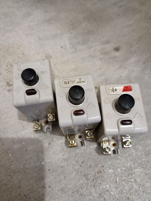 Old circuit breakers, 10A, 16A, 20A64172200424579125