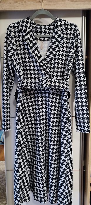 Sukienka szmizjerka pepitka z paskiem midi