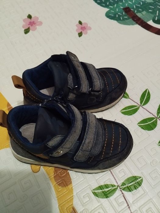 Продам дитячі кросівки 24р та капці с динозавром