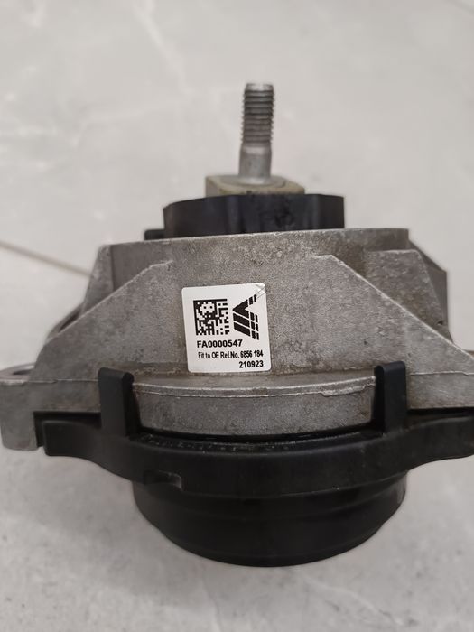 BMW 6856184 опора двигуна права