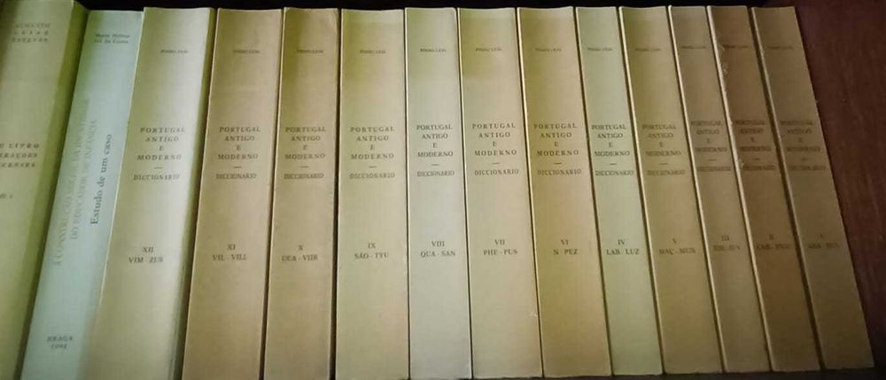 Biblioteca particular com 1080 livros com coleções raras