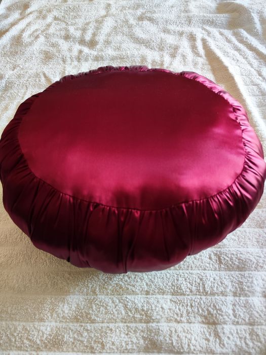 Linda almofada artesanal bordeaux com rosas pintadas à mão. NOVA