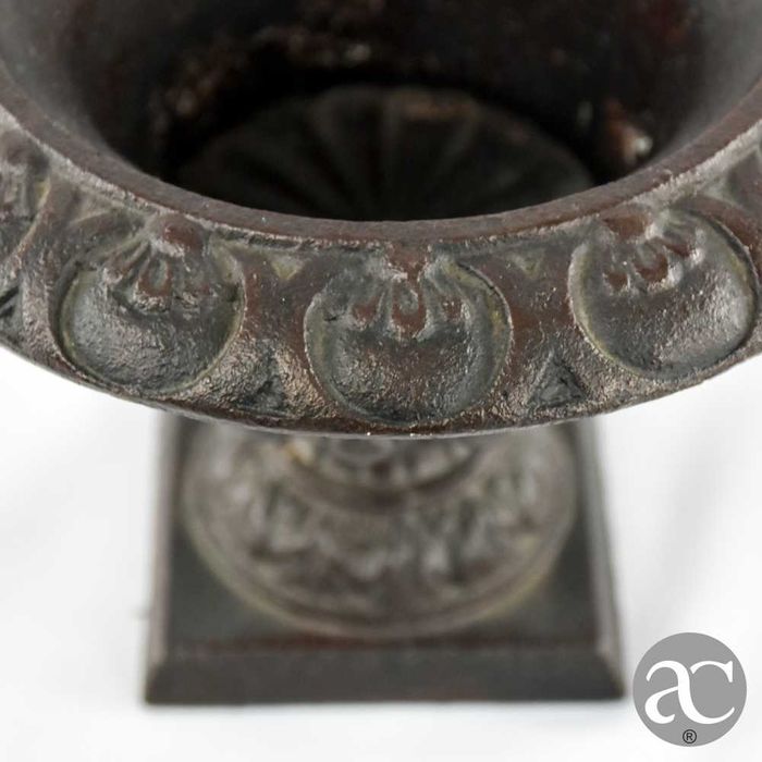 Pequena Urna em ferro fundido