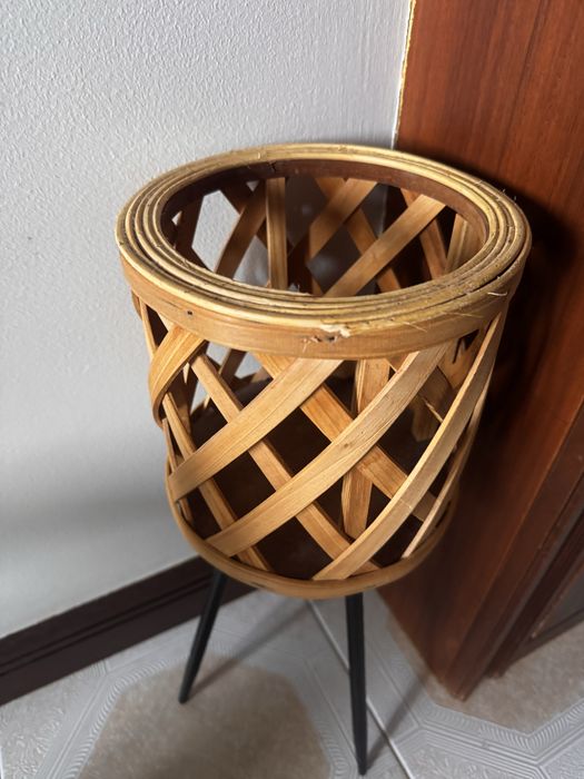 Floreira com planta artificial