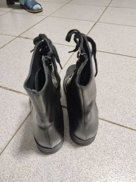 Botas rasas, com cordões e fecho NOVAS