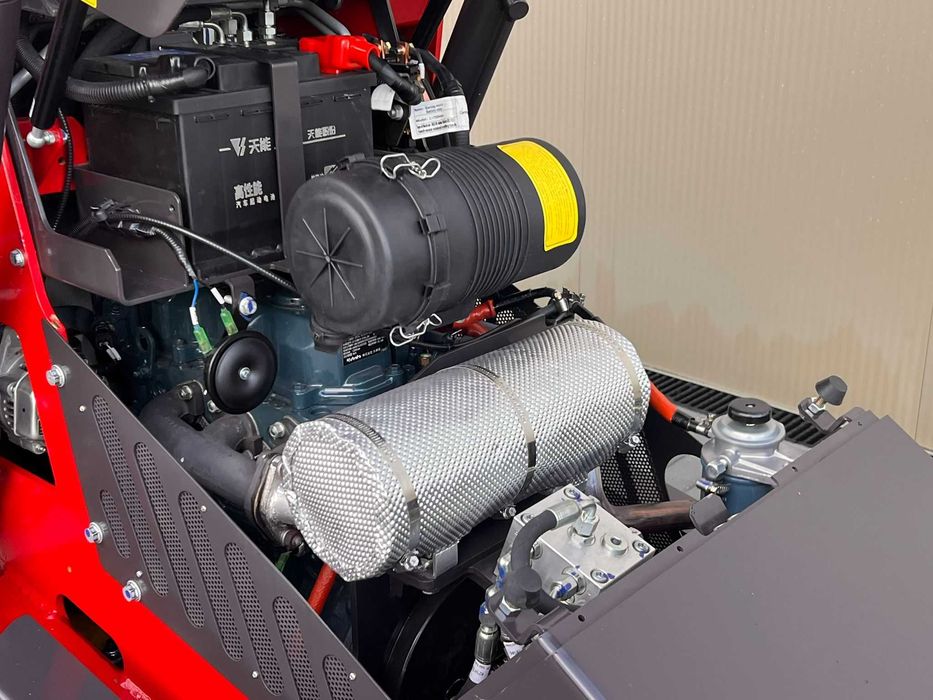 Carregadora RHINOCEROS KS1000 motor Kubota