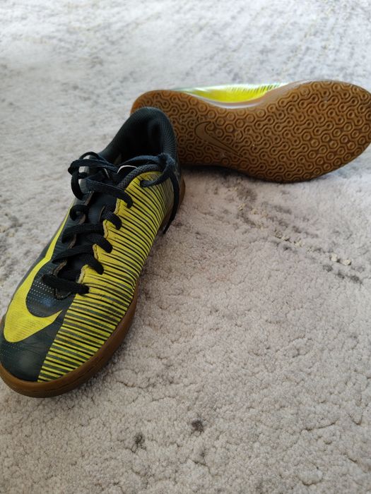 Buty piłkarskie Nike 35 halówki dziecięce