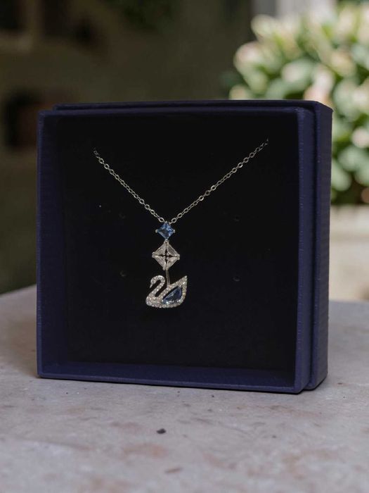 Swarovski Łabędź niebieski z zawieszką – wisiorek, nowy