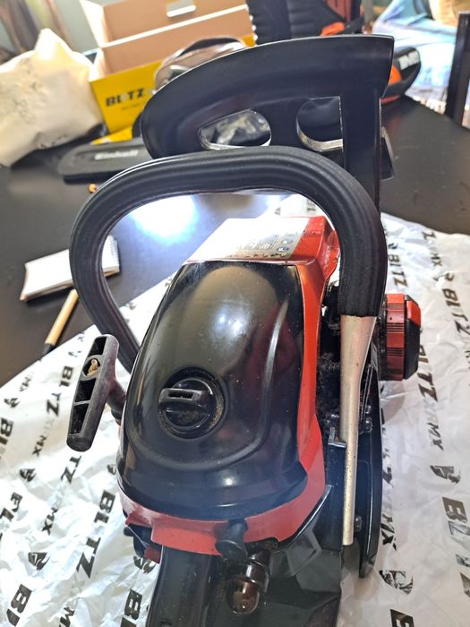 Motosserra  com poucas horas de trabalho.