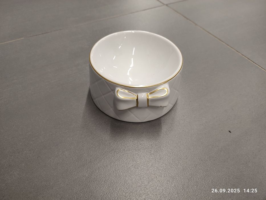 Nowa biała miska dla kota z kokardą