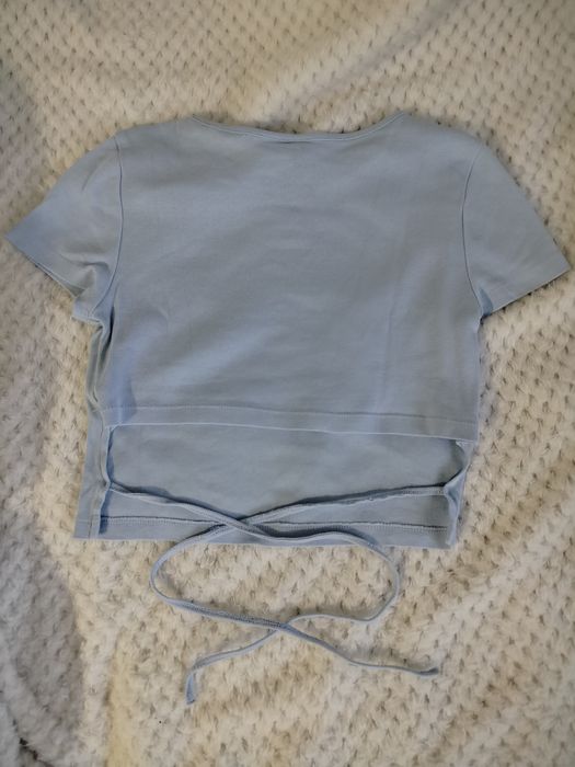 Crop top błękitny z wiązaniem na plecach