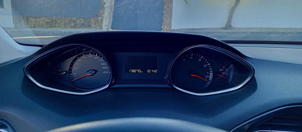Peugeot 308 PureTech 2016 – Económico e Confortável