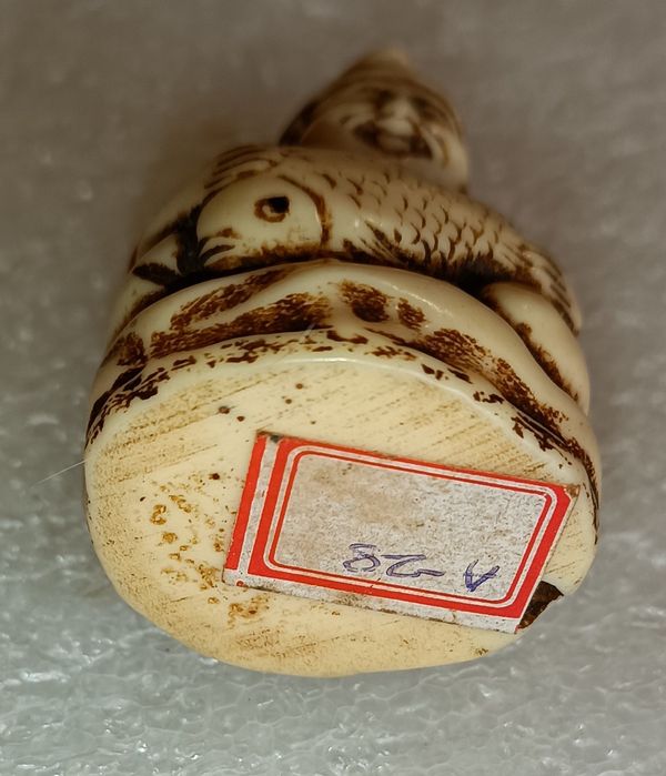 Antigo netsuke homem velho com peixe