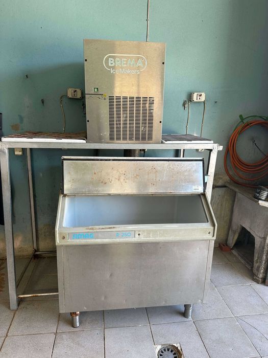 Máquina de Gelo Profissional Brema com Depósito Simag R250 e estrutura