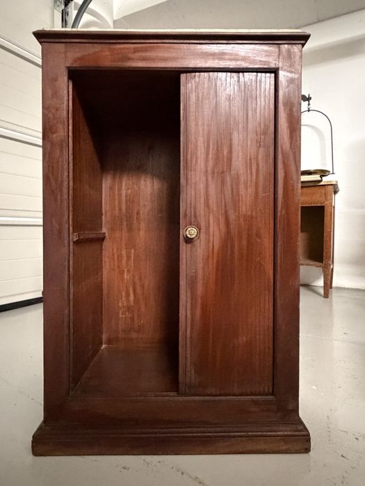 Móvel antigo em madeira com porta de correr