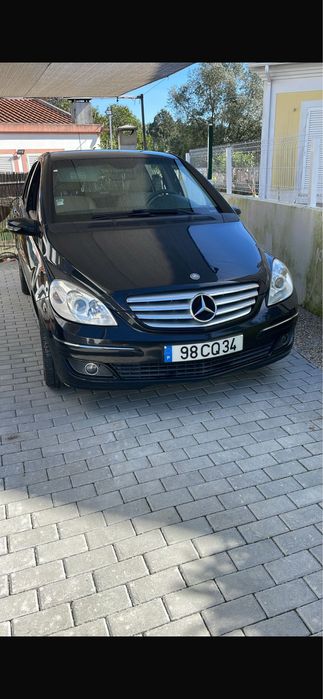 Carro em bom estado geral, pronto a circular. Uma excelente opção para quem procura um carro seguro, confortável e com a qualidade Mercedes.