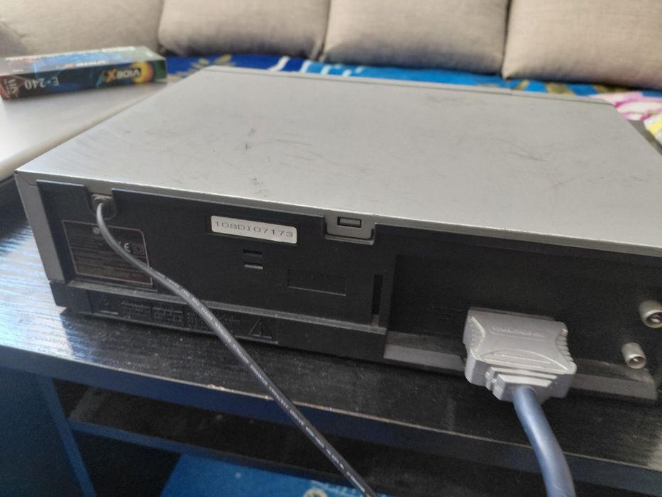 Відеомагнітофон LG LV270