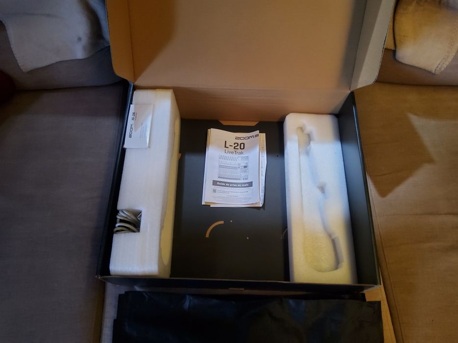 Zoom LiveTrak L-20