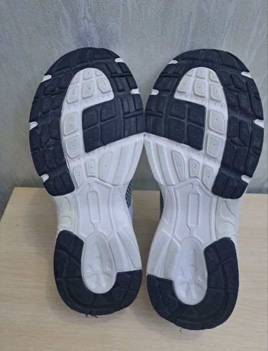 Кросівки чоловічі