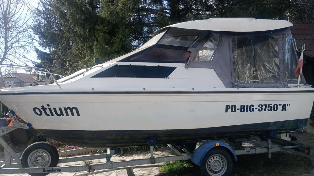 Łódź kabinowa 5,5 m z silnikiem i przyczepą