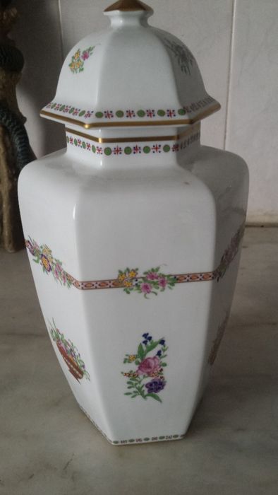 Porcelain Box with Lid "Rose Garden" – V Anniversary of the Royal Workshop64552539466115120