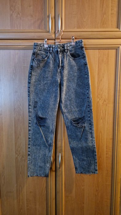 Przetarte szare jeansy sinsay