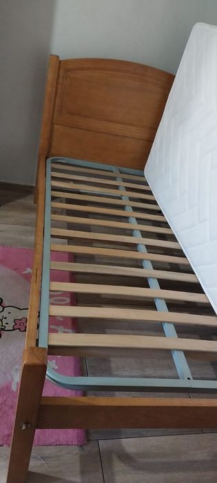 Cama de solteiro com criado mundo