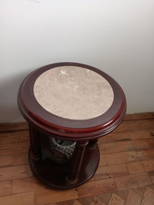 Mesa de apoio em Mogno