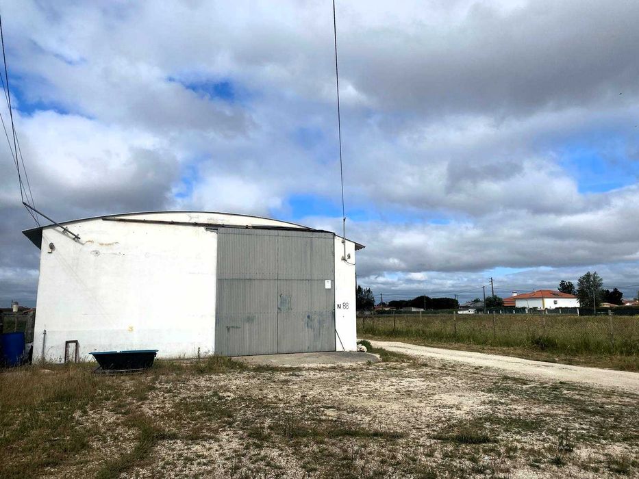 Arrenda-se Armazém em Benavente, bom estado, com contracto.