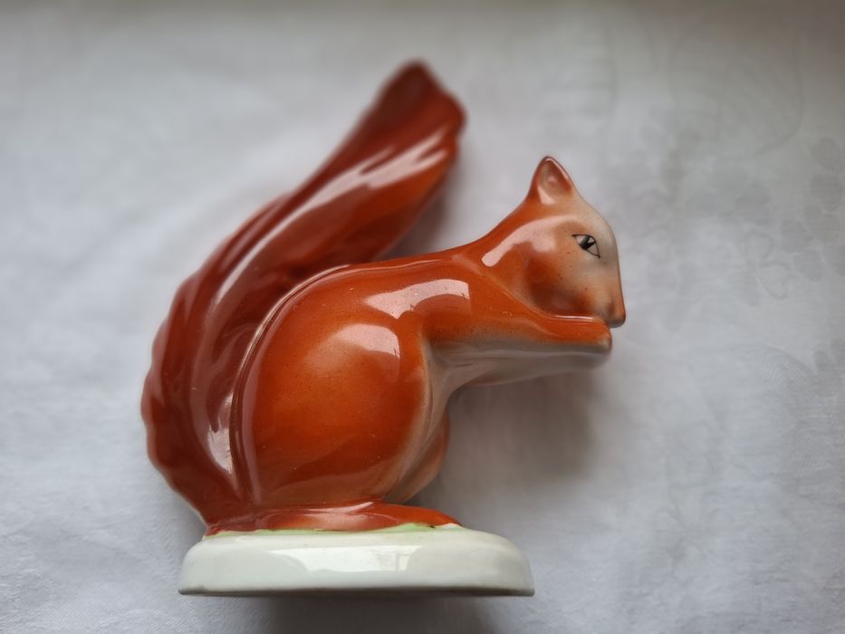 Porcelanowa figurka wiewiorka Hollohaza nr2