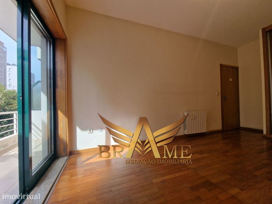 Apartamento T2 Com Lugar De Garagem | Rua Da Constituição - Porto