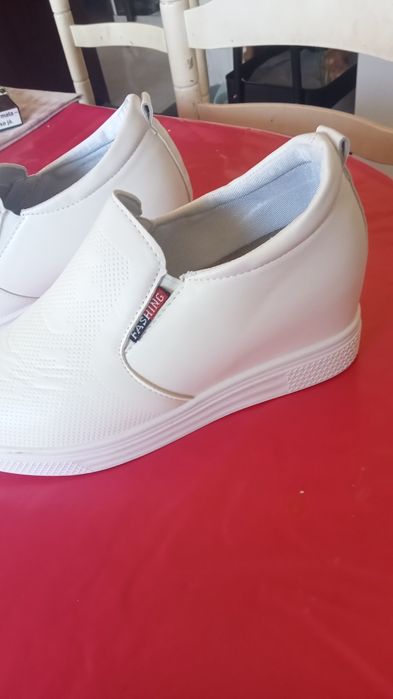 Sapatos confortáveis e NOVOS