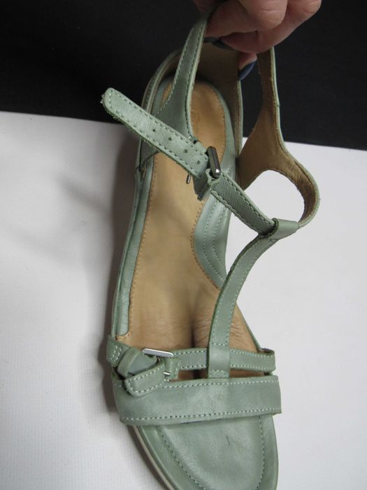 Продам босоніжки ЕССО