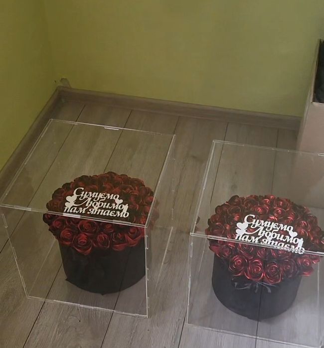 троянди з атласної стрічки в кубі або плівці