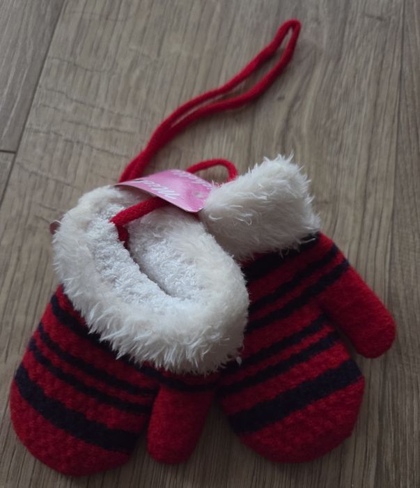 Rękawiczki na sznureczku dla dzieci