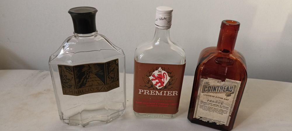 Garrafas e frascos antigos