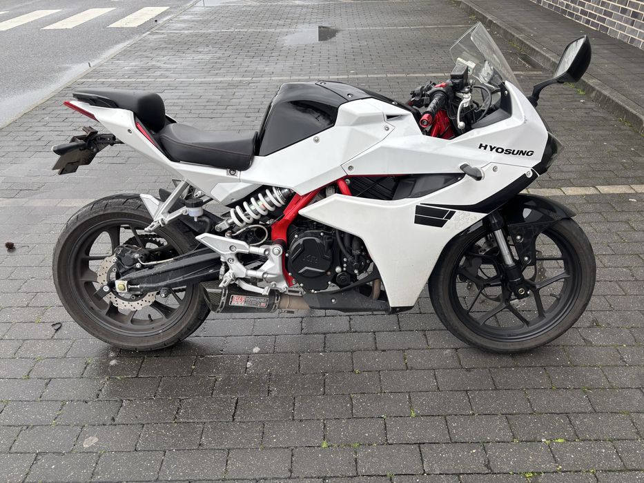 Mota Hyosung Desportiva 250cc + acessórios