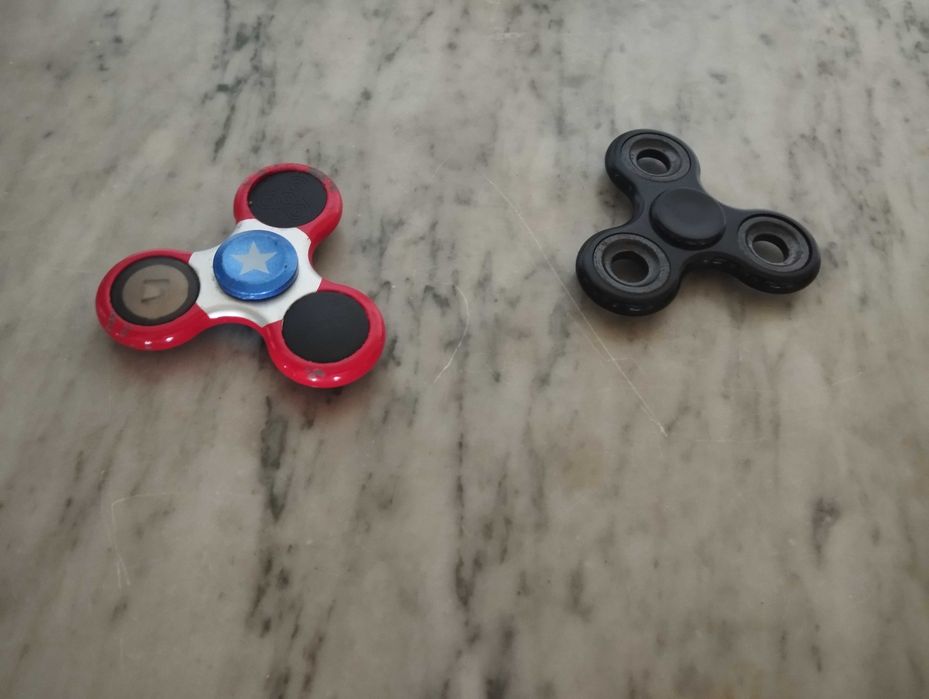 2 spinners um preto e outro do capitão américa.