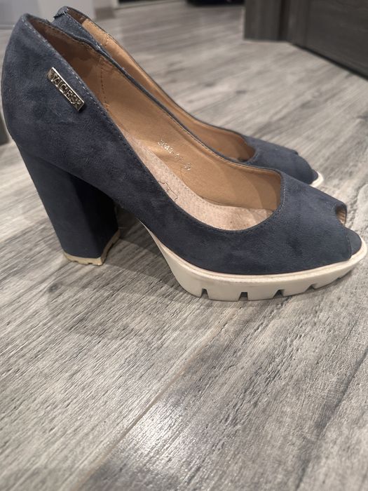 Buty na słupku 38