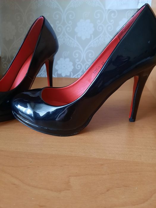 Лаковые лабутены.