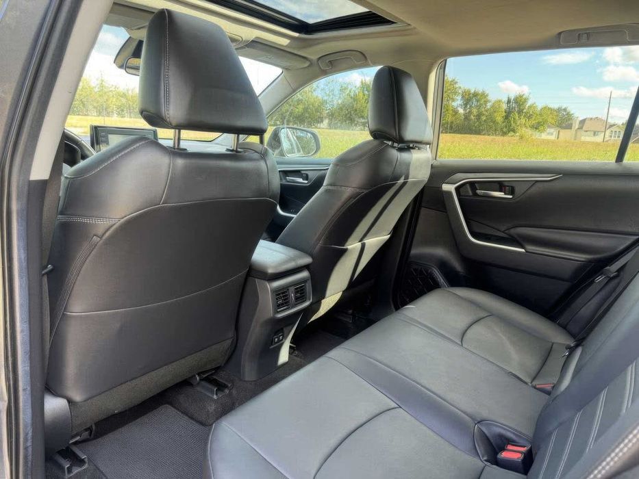 Toyota RAV4 XLE Premium      2019