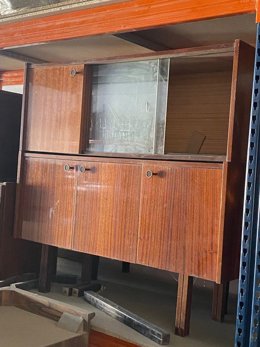 Diversos aparadores para venda.