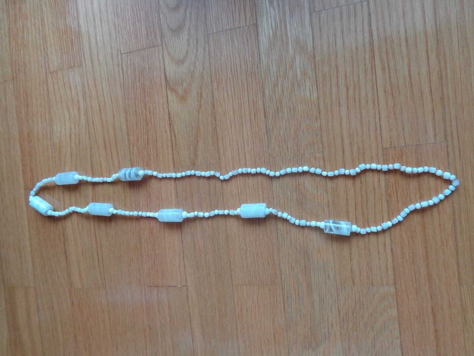 Colar de vidro branco
