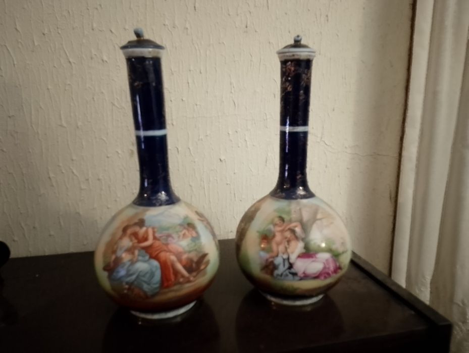 Duas jarras muito antigas em porcelana