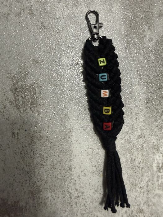 Czarny brelok ZUMBA ze sznurka bawełnianego Makramowy Handmade ZIN