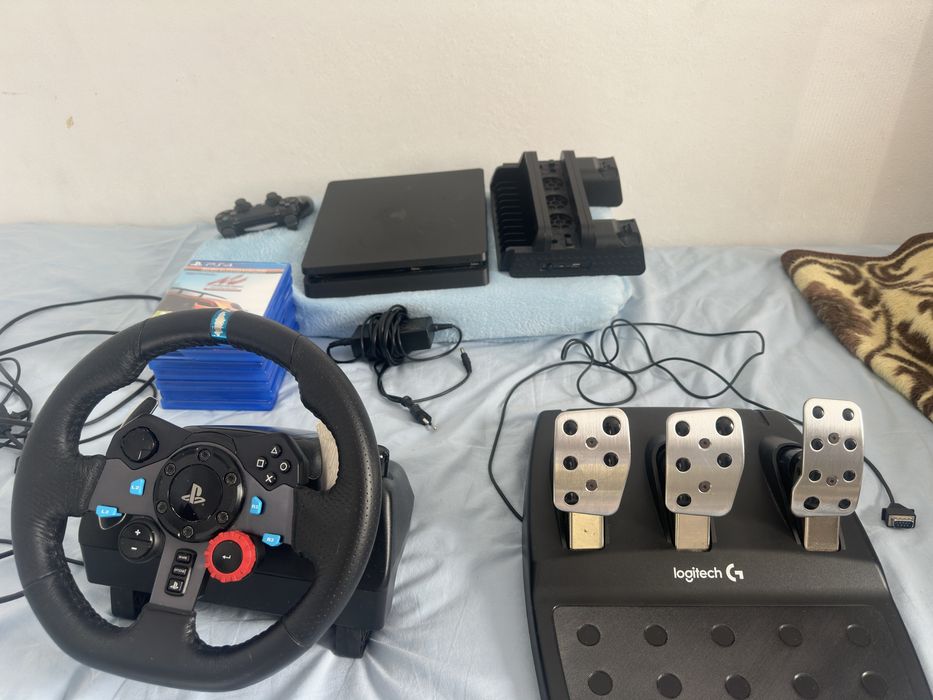 Volante+pedaleiras da logitech+ ps4 com jogos+base de carregamento e uma consola.