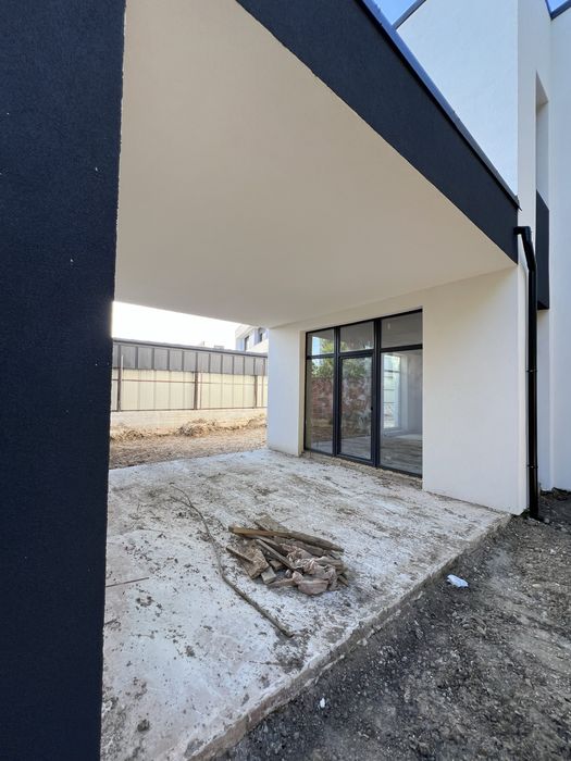 Будинок з терасою та земельною ділянкою  4 сотки